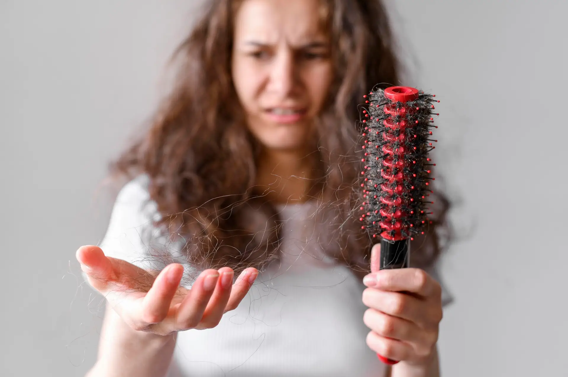 Queda de cabelo: principais causas, diagnóstico e tratamento com tricologista